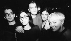 1998 yilda kichik o'limlar, chapdan o'ngga: Skott Bredli, Mikel Delgado, Aaron Detroyt, Uitni Skillkorn va Kley Uolsh