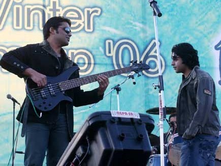 Jal performing live at Tundikhel, Kathmandu, Nepal, on 15 December 2006: bassist Aamir Tufail (left) and singer Farhan Saeed.