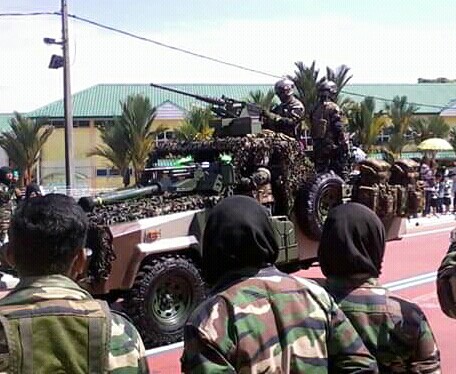 File:Glover Web Hornet with Malaysian Army GGKs Commando in Port Dickson army show in 2013.jpg