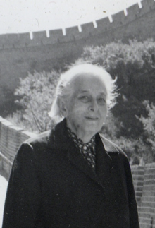 Talitha Gerlach در دیوار بزرگ چین.png