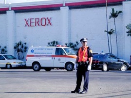 File:Policeman at Xerox building (1999 Xerox murders).jpg