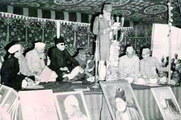 File:Hifzur Rahman Seoharwi sharing stage with Azad, Nehru and others.jpg