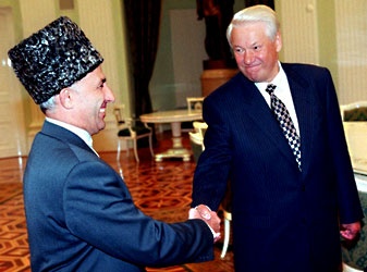 File:Maskhadov Yeltsin.jpg