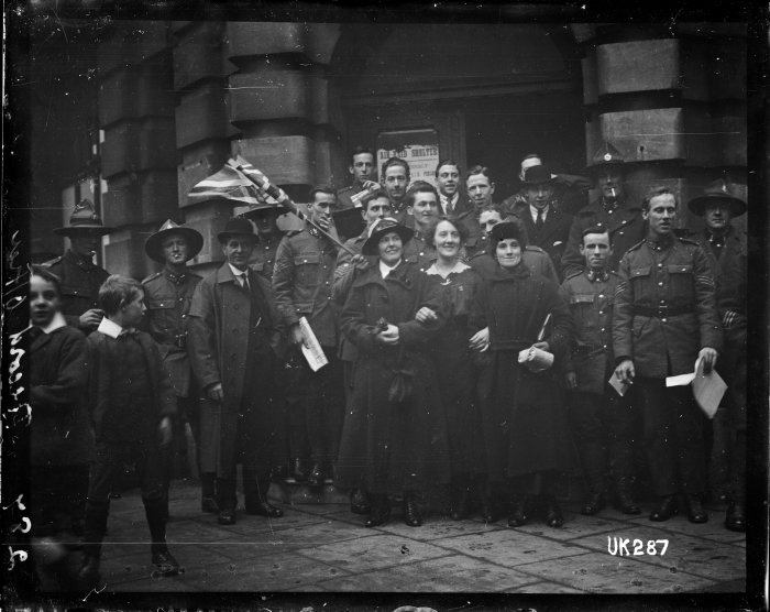 File:New Zealand soldiers and civilians in London at the end of World War I, 1918.jpg