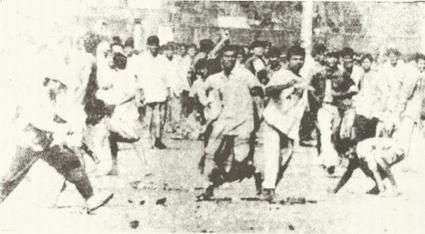 File:Rioters attacking the Dhakeshwari temple - 1964.jpg