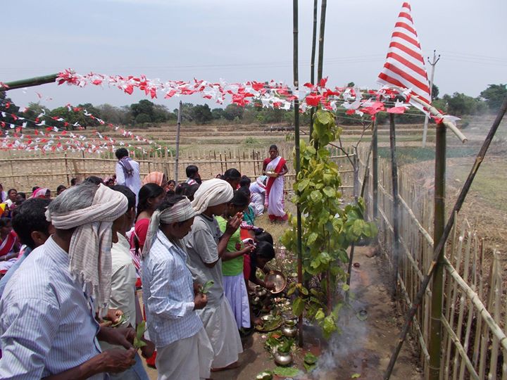 File:Sarna worshippers following their religious rites.jpg
