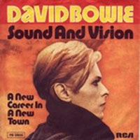 De cover art voor David Bowie's single "Sound and Vision" uit 1977, met een profiel van Bowie met de woorden "David Bowie Sound and Vision" in grote letters, de titel "A New Career in a New Town" aan zijn linkerkant, en " RCA" in de rechterbenedenhoek