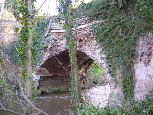 File:Leominster Stourport Canal Aqueduct 2008.jpg