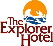 Napis „The Explorer Hotel” pod stylizowanym przedstawieniem kajakarza na wodzie w kole