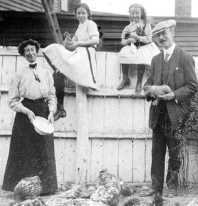 File:Photo of Fannie McNeil and family.jpg
