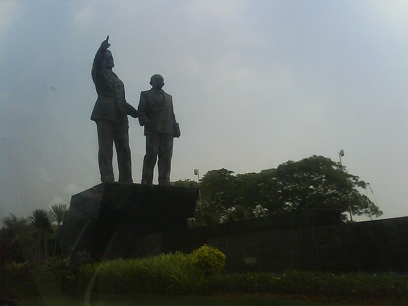 File:Soekarno-hatta statue.JPG