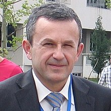 Prof.Dr.Radovan Stojanovich 2011 yil aprel oyida Chernogoriya universiteti oldida.jpg