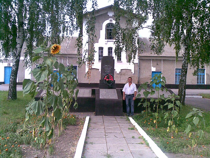 File:Nemirintsy-WW2 memorial.jpg