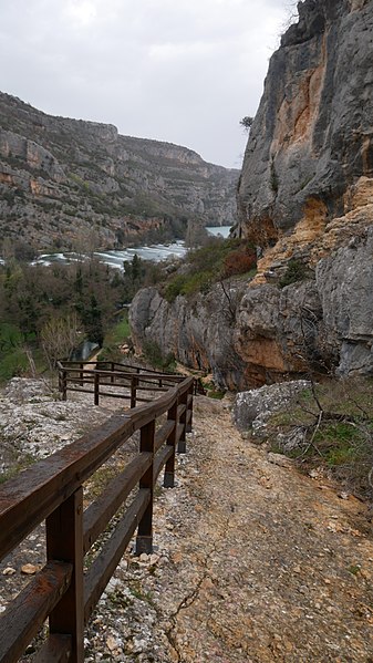 File:Roški slap hiking trail.jpg