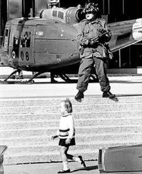 Canadian Forces stand guard in downtown Montreal. (Image: Montreal Gazette October 18, 1970)