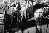 Черно-бяла снимка на барова сцена в следвоенна Германия