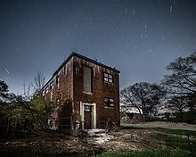 One of the L-shaped buildings of Paul A Dever state school at night in 2014. PaulDeverStateSchoolWikiPedia.jpg