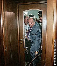 Recently dismissed Prosecutor General of Ukraine Svyatoslav Piskun breaking into his office, surrounded by Members of the State Protection Department on 24 May 2007. Piskun breaking into his office in Kiev, Ukraine.jpg