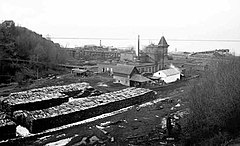 Gambar Angeles brewery, beberapa waktu antara tahun 1901 dan 1915. Besar tumpukan kayu bakar lebih dekat struktur.