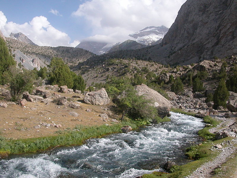 File:Fann Mountais Trekking.JPG