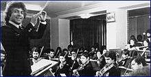 Ali Rahbari conducting Jeunesse Musicale de Teheran, in 1974. Rahbari tehran.jpg