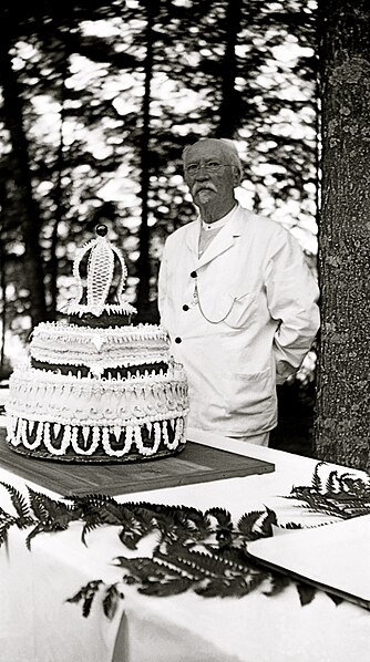 File:Camp Highlands Grandpa Frew with Camp Birthday Cake July 1914.jpg