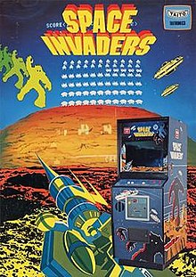 Un dépliant promotionnel pour Space Invaders : un écran d'arcade dans le coin inférieur droit est montré au-dessus d'un canon laser entouré d'aliens et de soucoupes ;  l'arrière-plan contient l'écran sur un fond d'un canyon et d'une montagne de blocs ;  les logos Space Invaders et Taito sont affichés en haut de l'affiche.