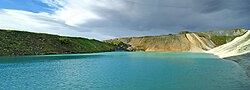 Тюркоазено синьо езеро със стръмни страни