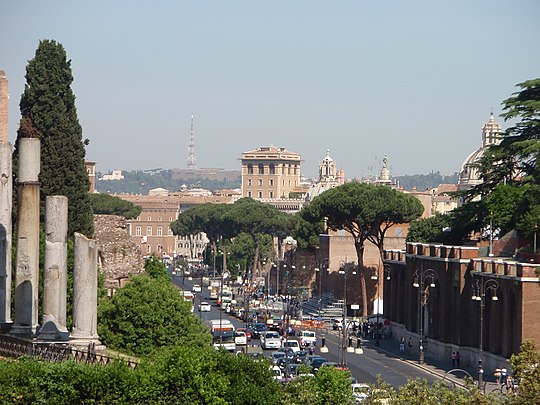 Via dei Fori Imperiali from the Colosseum, 2009.jpg
