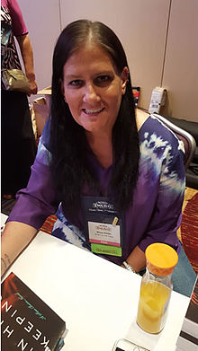 Maya Banks na konferenci Romance Writers of America v červenci 2015, New York, NY