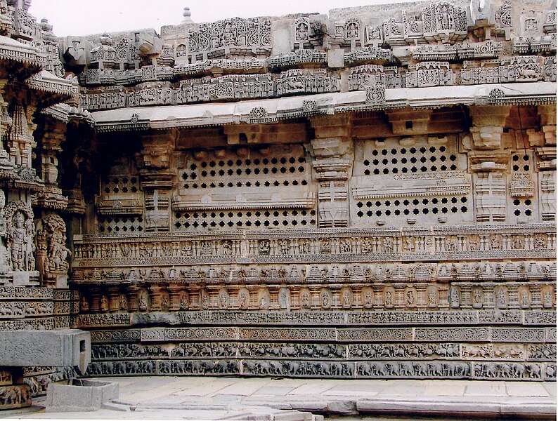 File:Wall Decoration at Kesava Temple in Somanathapura retouched.jpg