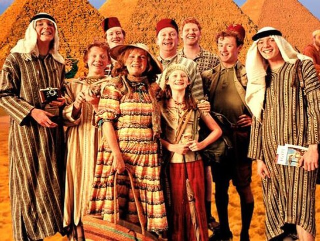 The Weasley family as shown in Harry Potter and the Prisoner of Azkaban, from left to right: Fred or George, Ron, Charlie, Molly, Arthur, Ginny, Bill,