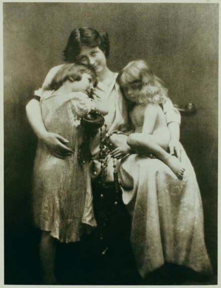 Duncan with her children Deirdre and Patrick, in 1913