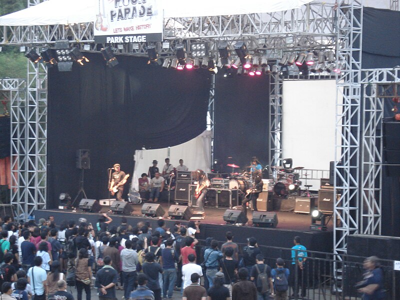 File:The Sigit Live.JPG