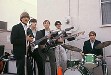 Слева направо: Хэнк Дэниэлс, Майкл Рамманс, Джефф Брискин, Стив Дибнер и Сэм Камарасс в 1965 году.