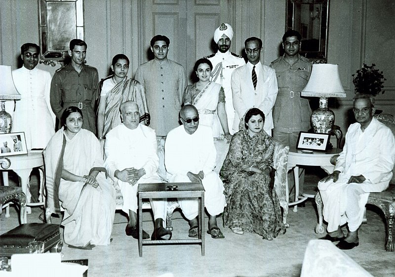 File:C. Rajagopalachari with Maharaja of Kashmir and family, Government House,New Delhi.jpg