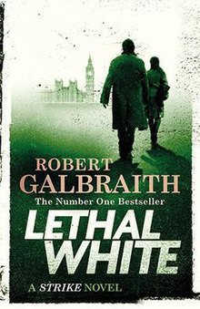 Capa Lethal White UK.  O esquema de cores é branco, preto e verde.  A Elizabeth Tower está ao fundo e as costas de duas figuras, uma masculina e uma feminina, estão em primeiro plano à direita.