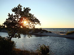 Der 2 Hearted River & Lake Superior.JPG