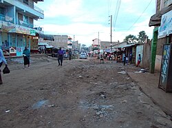 Eine typische Seitenstraße in Kasarani, Nairobi, Kenia.