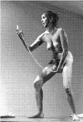 Carolee Schneemann, der opfører sit stykke Interior Scroll, 1975.