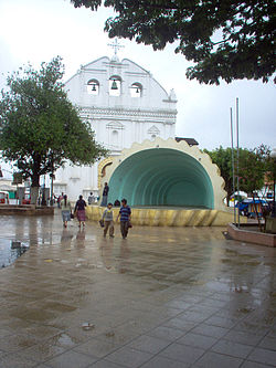 Yağmurdan sonra parkın merkezine bakan amfitiyatro ve Katedral. (2007)