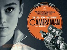 En filmplakat domineret af et billede af Audrey Hepburn og en kameraman og hans kamera i højre nederste hjørne peger hen mod hende.