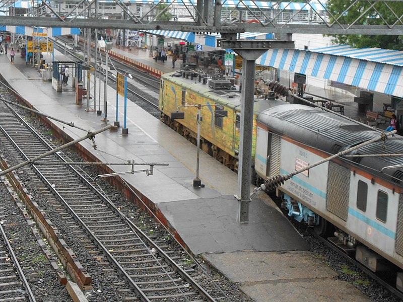 File:Duronto liveried GZB WAP-7 hauling Bhubaneswar-New Delhi Rajdhani Express at Balasore.JPG