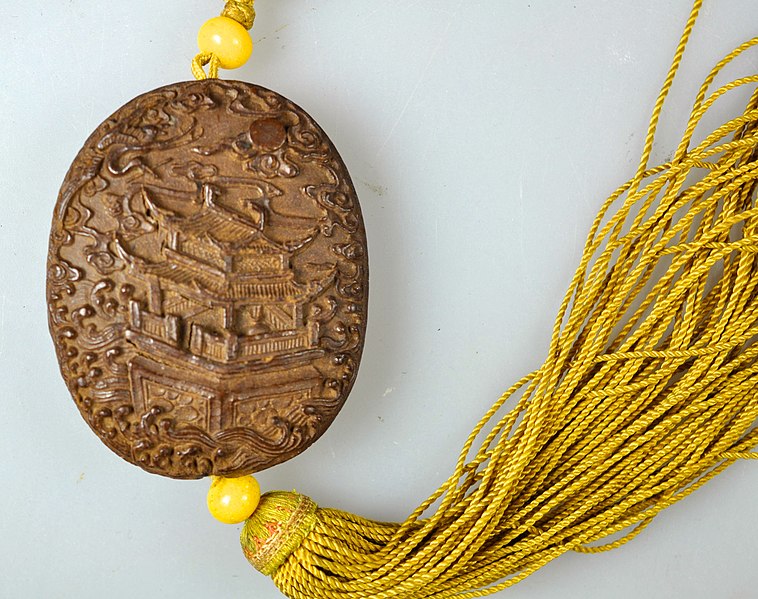 File:Qing-agarwood-pendant.jpg