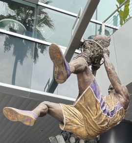 Statue of Shaquille O'Neal, Los Angeles.jpg