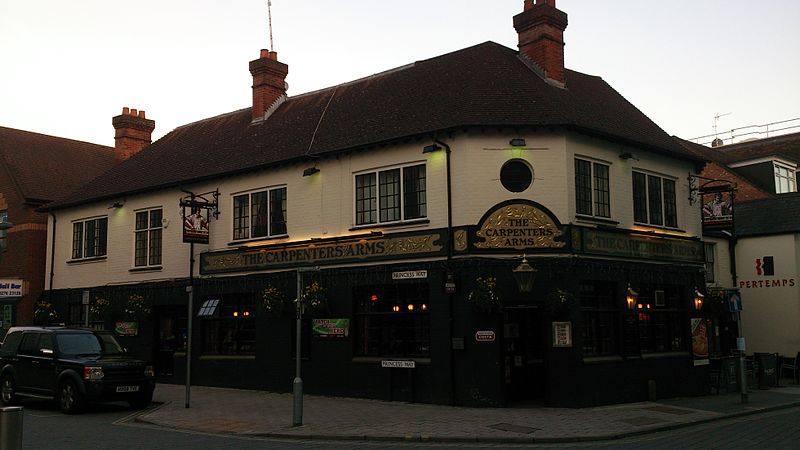 File:The Carpenters Arms, Camberley, Apr 2013.jpg
