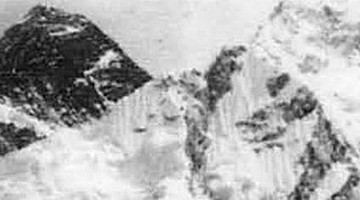 Tilman's photograph (cropped) with South Col not visible and South Pillar (sloping down from top left) obscuring the Southeast ridge Bill Tilman's 1950 photograph of Mount Everest from near the top of Kala Pattar.jpg