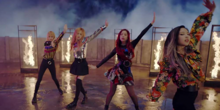 Песня blackpink fire. Блэк Пинк фаер. Блэк Пинк Play with Fire. BLACKPINK - '불장난 (playing with Fire)' m/v. Блэк Пинк плэинг виз фаер.