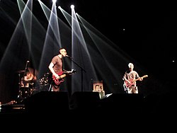 Codeine tocando en uno de sus primeros shows de reunión en I'll Be Your Mirror, Alexandra Palace, Londres, mayo de 2012