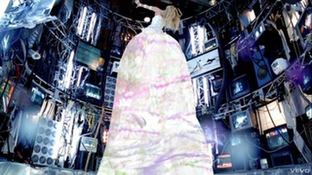 The scene of Spears spraying paint inside the metal room is reminiscent of Madonna's music video for "Bedtime Story".